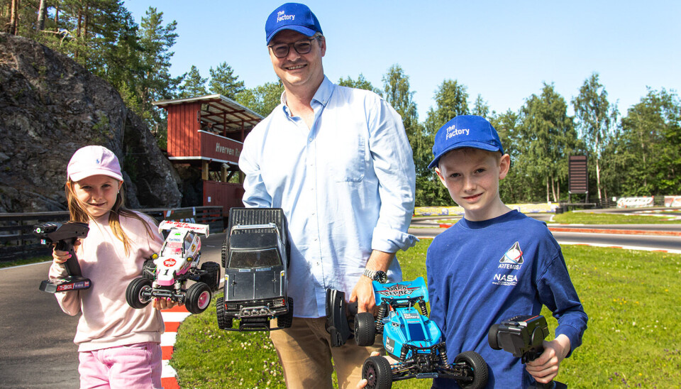 Familiehobby: Ingar Bentsen (i midten), Bertine og Edvard har flere hobbyer som de driver med sammen, blant annet radiostyrte racerbiler.