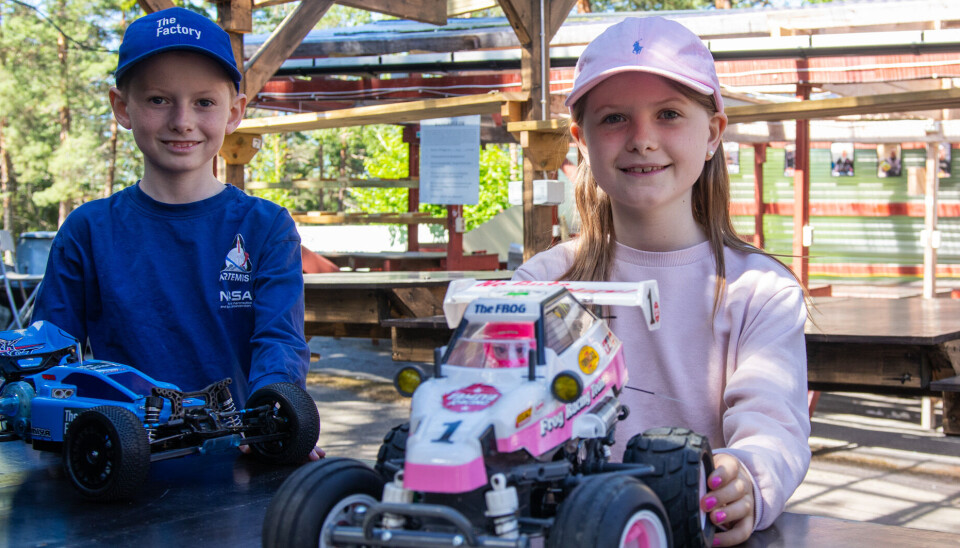 Hobby: Edvard og Bertine har hver sin radiostyrte bil som de har hjulpet til med å bygge.