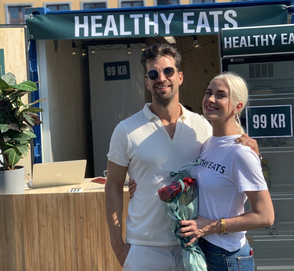 Ros og roser: Vilde Regine Tellnes fikk besøk av kjæresten Kristian Solheim da hun stod med kontaineren til Healthy Eats på Bryggen.