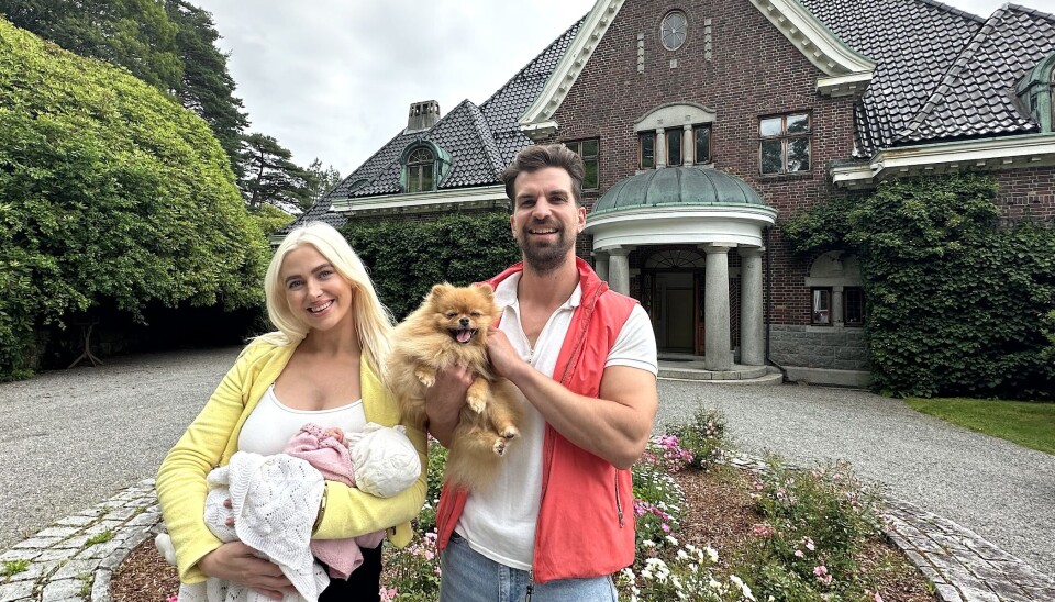 Familien: Vilde Regine Tellnes, datteren Sella-Noelle, hunden Rio og ektemannen Kristian Solheim utenfor den 108 år gamle villaen, som de kjøpte for 39,5 millioner kroner i 2022.