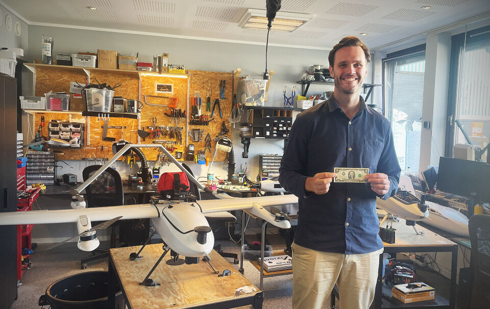 Dronegründer Lars Erik Fagernæs har funnet fram dollarene i anledning saken.