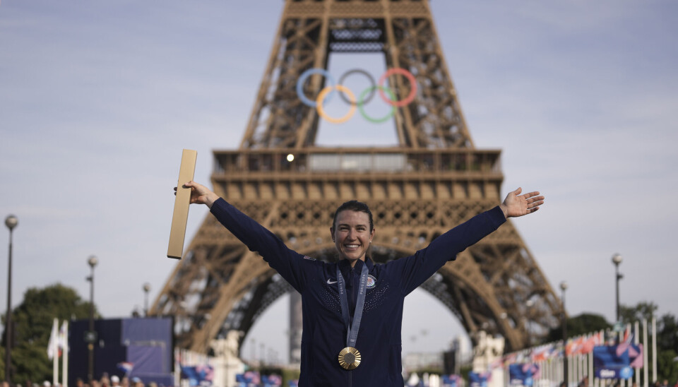 USAs Kristen Faulkner poserer med gullmedaljen i Paris.
