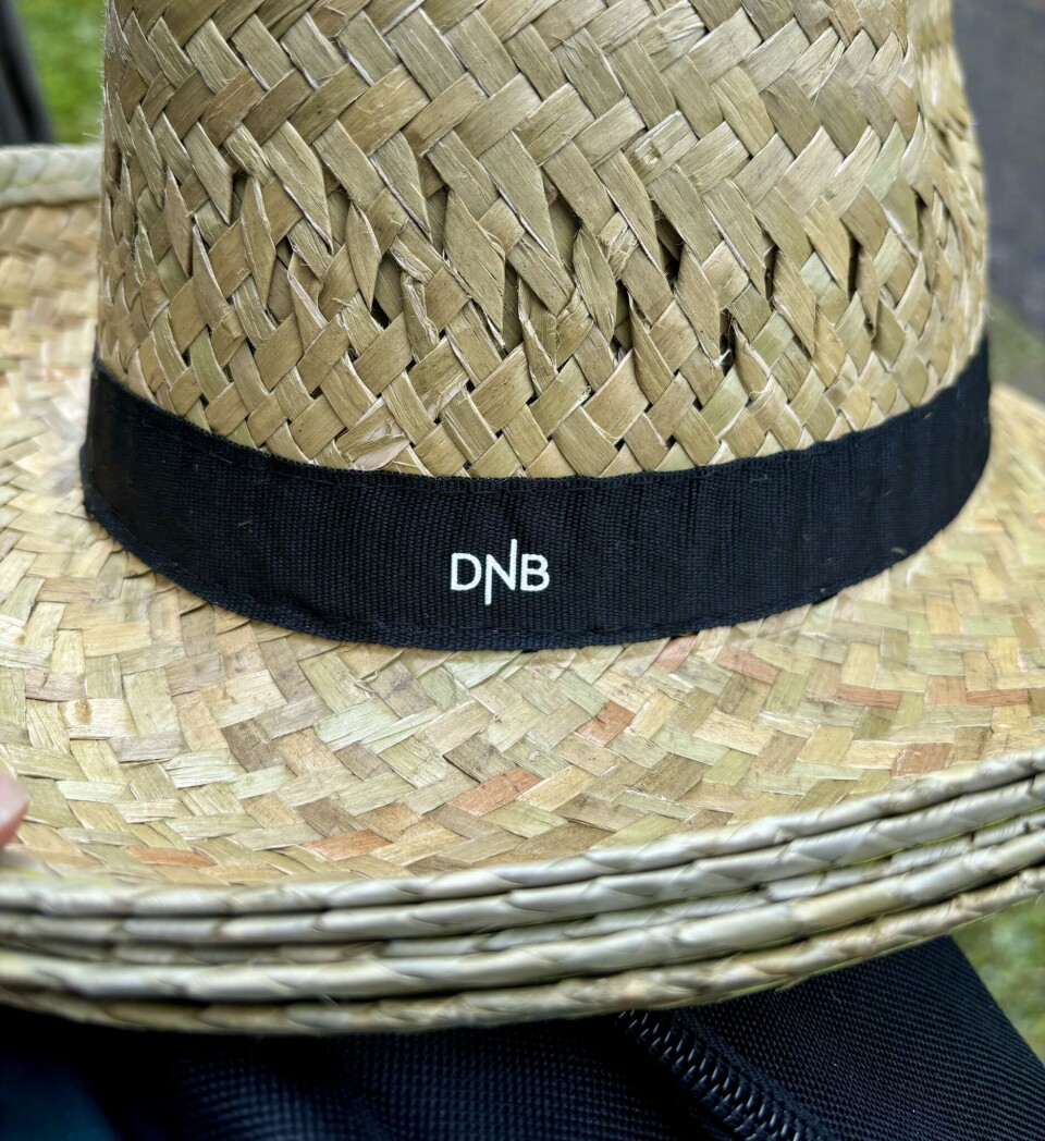 DNBs solhatter, som er noe av merchen som selges til inntekt for Mental Helse Ungdom.