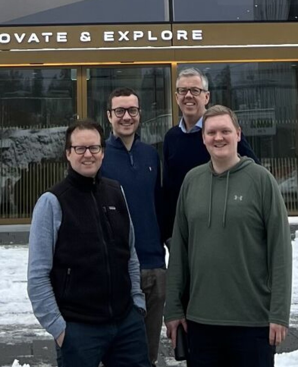 Kvintett: Gründerteamet består av Vegard Skaug Karlsen (fra venstre), Svenn Erik Edal, Marius Nicolaysen Raaen og Einar Storborg Bøen foran Aker Tech House på Fornebu. Eirik Vågenes var ikke tilstede.