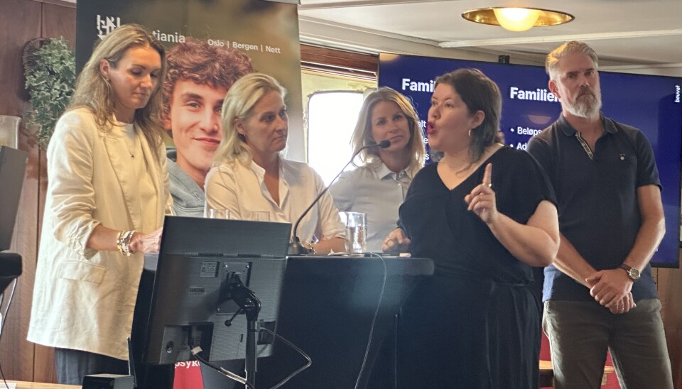 Vestlandsbåten: Cecilie Wian tar ordet mens Maria Ervik Løvold konserndirektør Privatmarked i DNB (fra venstre), Stine B. Neteland COO i Frendegruppen, Therese Høyer Grimstad, direktør Arbeidsliv i Finans Norge og Høyskolen Kristiania lytter.