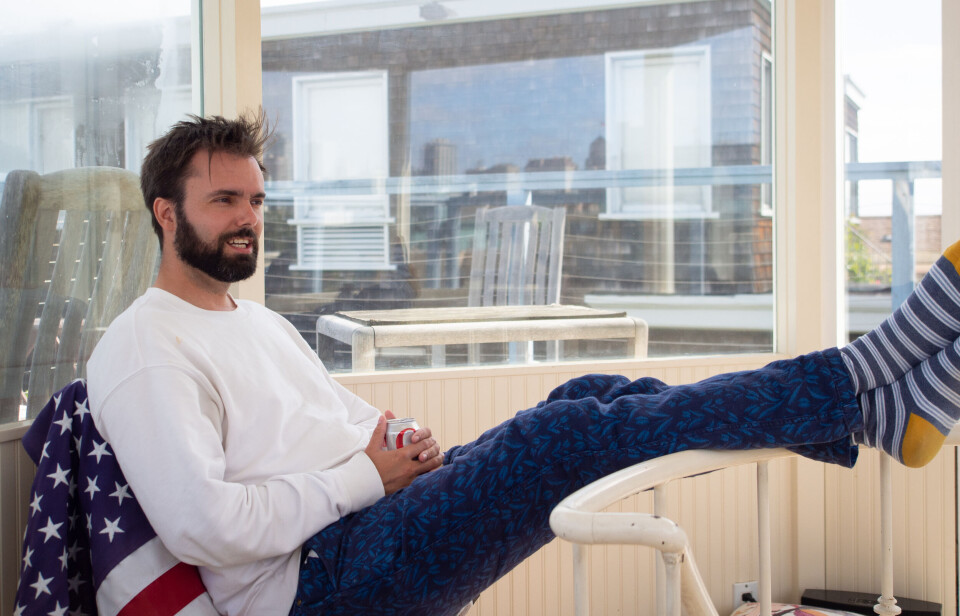 Fra takterrassen styrer han milliardselskapet og titter ned på huset til Sam Altman