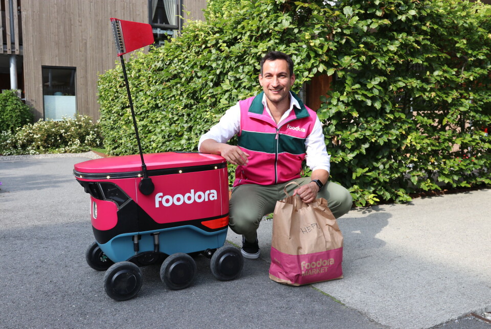 Foodora-sjef, Prashaant Søegaard, demonstrerer hvordan matlevering kan foregå med robot. Foodora-sjef, Prashaant Søegaard, demonstrerer hvordan matlevering kan foregå med robot.