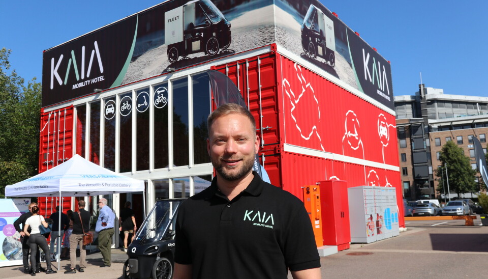 Åpning: Andreas Hætta, daglig leder i Mobility Solutions og Fleet Bikes foran mobilitetshotellet i Vika i Oslo.