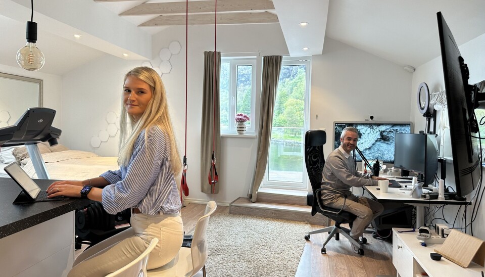 Tre i ett: Dette rommet er både treningsrom, hjemmekontor og gjesterom. Sånn her bruker de å sitte om begge jobber hjemmefra. Maskinen til Therese var et annet sted da bildet ble tatt.