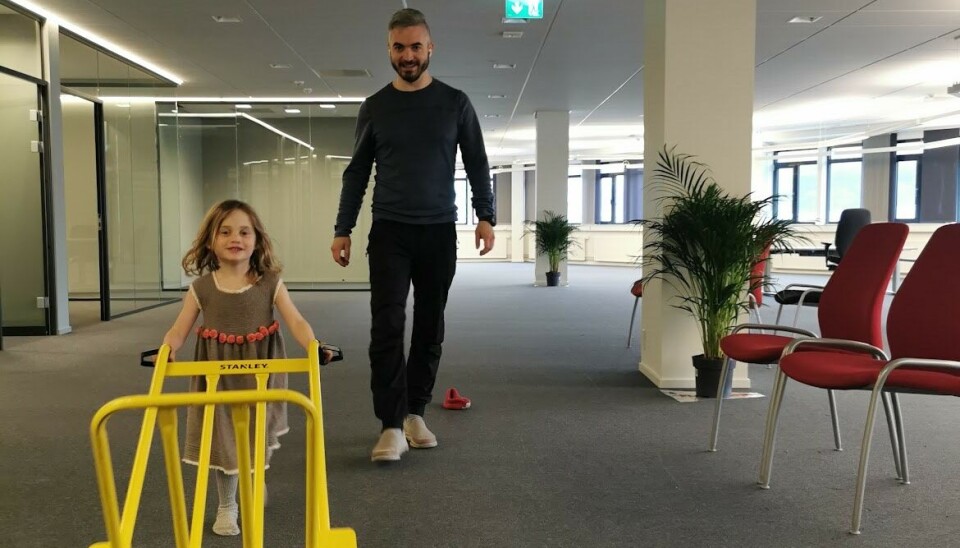 Lek: Barna er ofte med på kontoret i helgene og leker der.