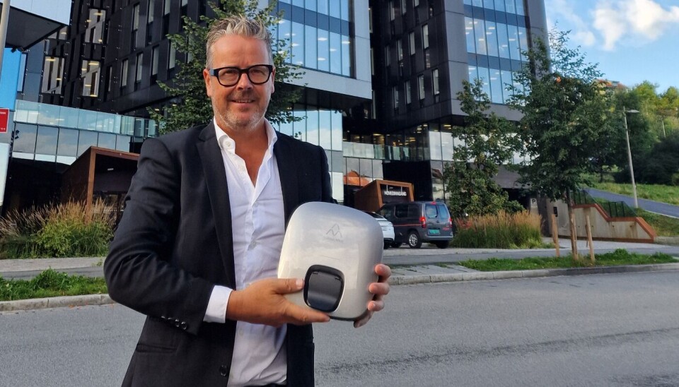 Tom Ragnar Aulesjord, administrerende-direktør for Charge Amps Norge, med den nye-laderen Luna.