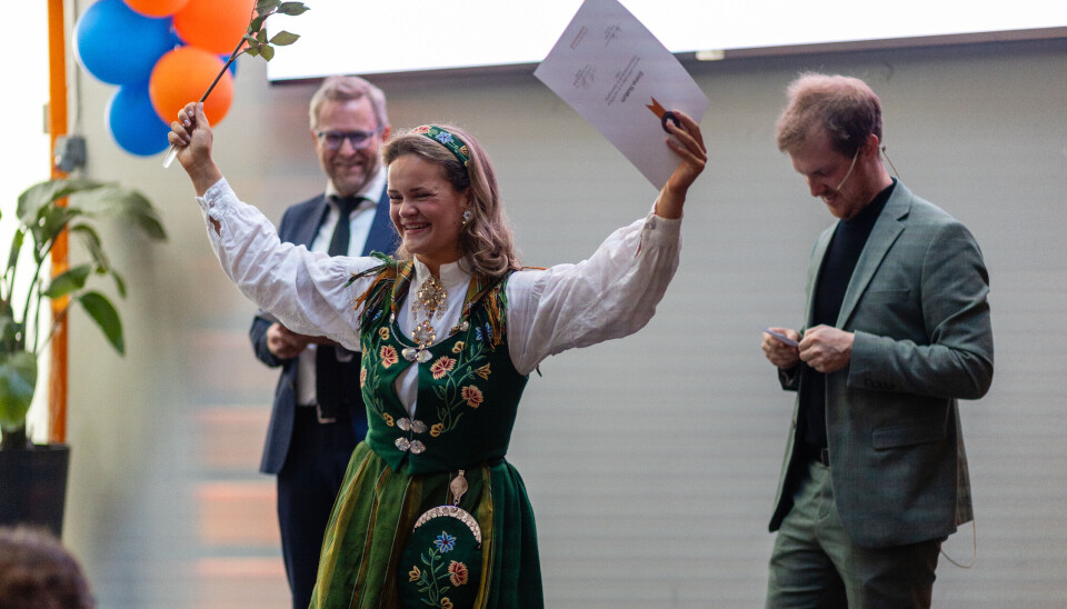 Glede: Student Emma Skattum ved Entreprenørskolen ved NTNU feirer mastergraden. Professor Øystein Widding, en av grunnleggerne av skolen, i bakgrunnen, sammen med alumni Dag-Håkon Haneberg.