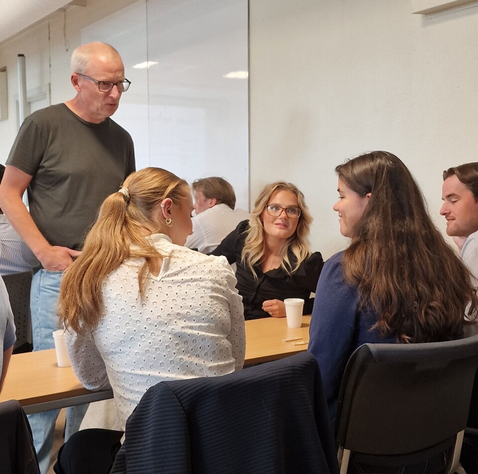 Møter entreprenør-studenter daglig: – Jeg kan bli lei av andre ting på universitetet, men jeg blir aldri lei av å møte unge dyktige studenter som vil noe, sier Roger Sørheim. Her sammen med studenter som startet nå i høst.