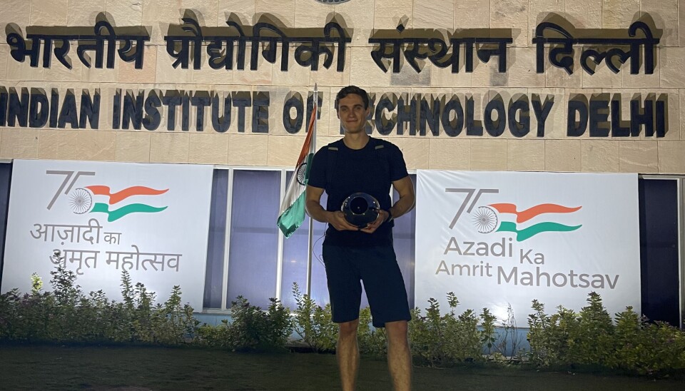 Wenus med Worldcoin-apparatet i hendene på besøk hos et av Indias toppuniversiteter IIT for å holde en fremføring. En av mange reiser i løpet av tiden i selskapet.