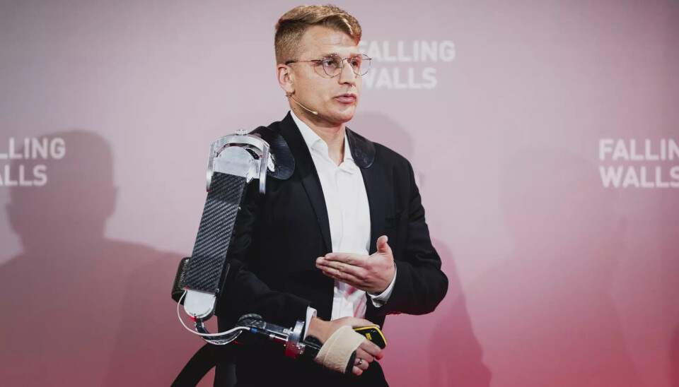 Saeid Hosseini på scenen under Falling Walls Science Summit i Berlin. Armen på bildet er en prototype. Florian Gaertner/Falling Walls Foundation Gmbh