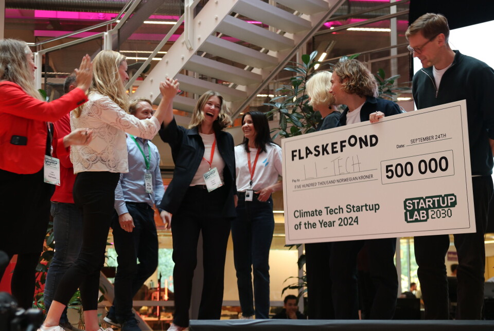 Litech-gründerne Synne Sauar og Ida Marie Pedersen under kåringen i fjor. Litech-gründerne Synne Sauar og Ida Marie Pedersen mottar prisen på 500.000 kroner fra Flaskefond.