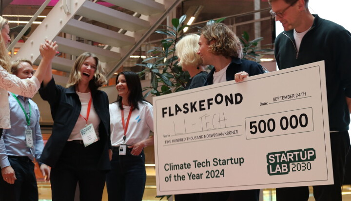 Litech-gründerne Synne Sauar og Ida Marie Pedersen mottok prisen på 500.000 kroner fra Flaskefond. Her sammen med juryen på scenen. Litech-gründerne Synne Sauar og Ida Marie Pedersen mottar prisen på 500.000 kroner fra Flaskefond.