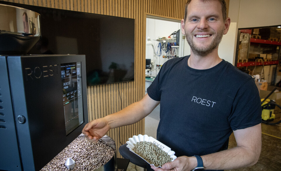 Trond Simonsen i Roest viser frem kaffebønner før og etter brenning.
