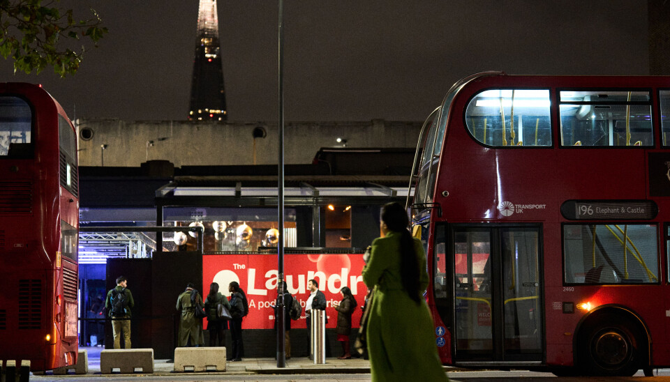 Rundt 250 personer sto i kø for å få se på The Laundry live på nattklubben Ministry of Sound i London.