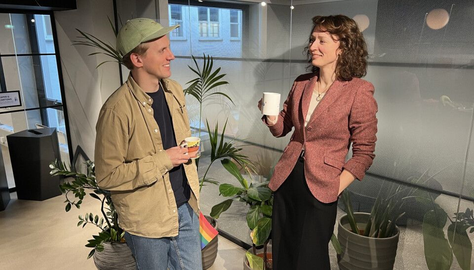Ida Groth og kollega nyter en kopp kaffe i det grønne Otovo-landskapet.