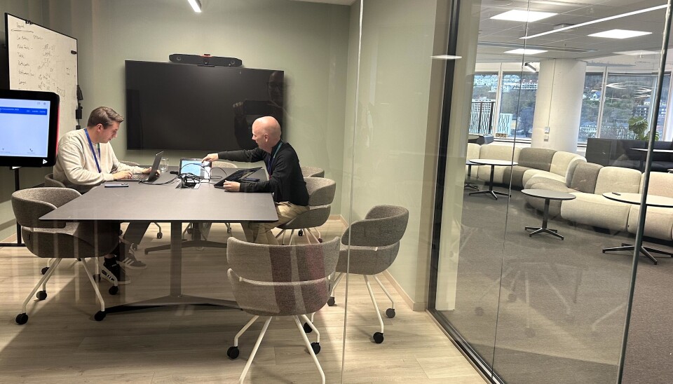 Spiller med de store: – Er du klar for det møtet med Inter Miami om to minutter, spør Matias Høibraaten og ser bort på sin sjef under intervjuet med Shifter. Journalisten skjønner at hun må skygge banen. – Hvis Messi blir med på møtet, skal vi rope deg inn igjen, sier Høibraaten.