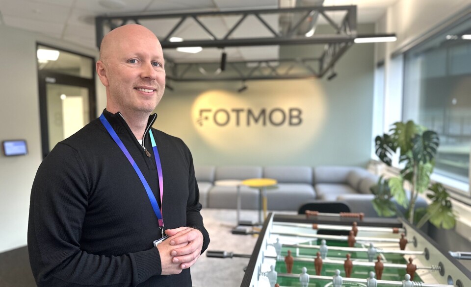 Christer Nordvik og Fotmob har selvsagt fotballspill på kontoret.