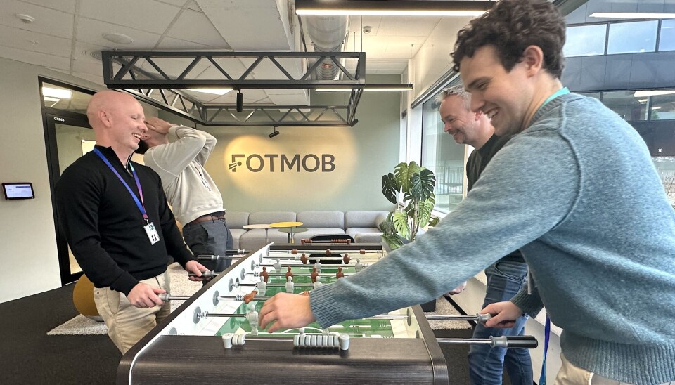 Tester krefter: – Vi bruker egentlig spille mest når Christer ikke er på kontoret, sier han fremst til høyre. Nå fikk han testet kamp mot sjefen Christer Nordvik (til venstre) og markedssjef Matias Høibraaten (som akkurat slapp inn et mål). I kampens hete fikk vi ikke med oss navnene til de to til høyre.