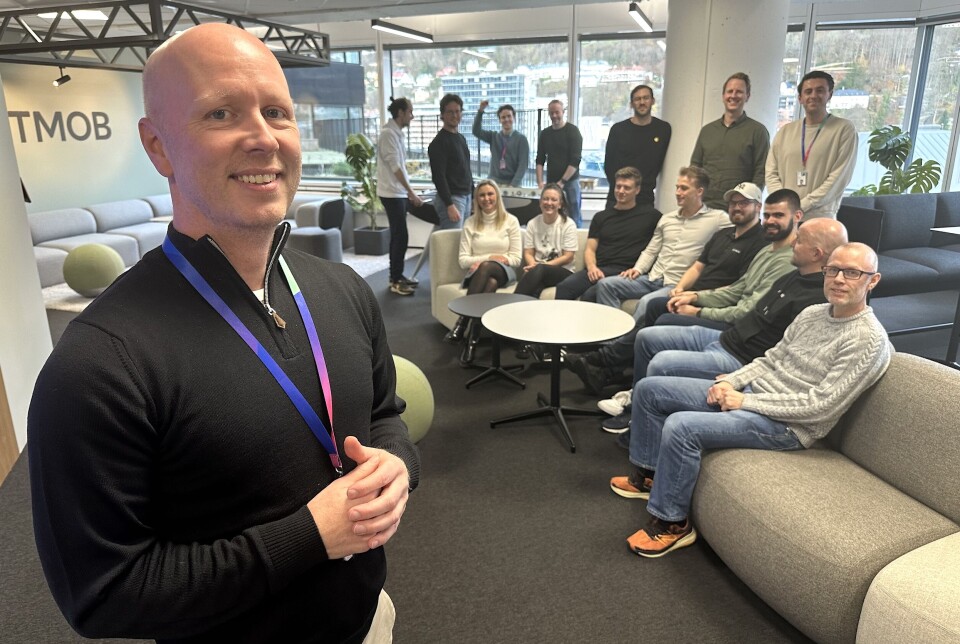 Sofaplass: I det nye lokalet er halve etasjen satt av til en stor sosial sone. Gründer og daglig leder Christer Nordvik samlet de ansatte som var på kontoret. Totalt er de 20 i Bergen og fire i utlandet.