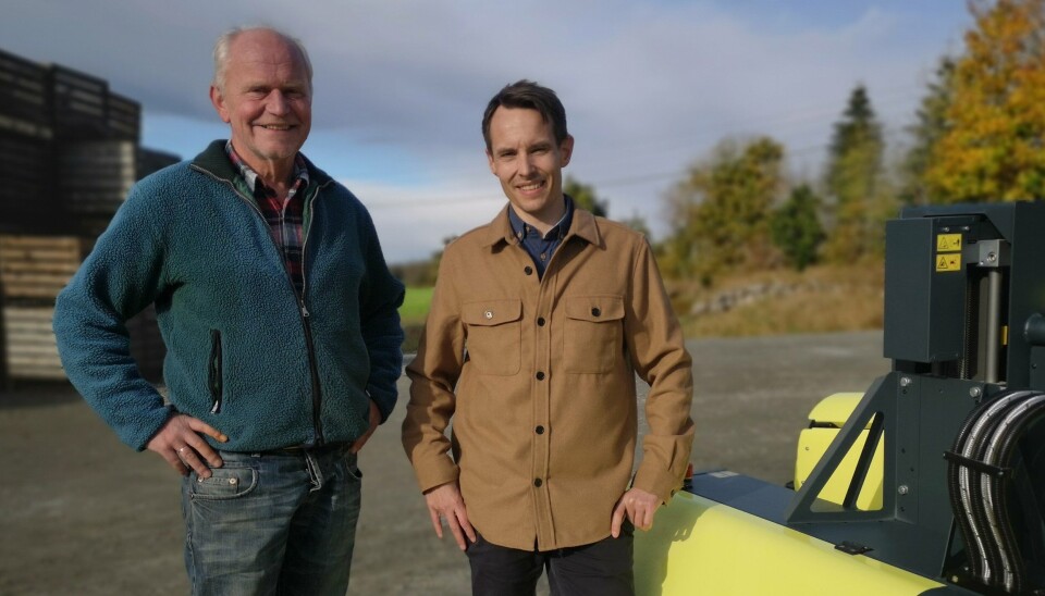 Anders Brevik (til høyre), gründer og daglig leder i Kilter, sammen med Roy Hasle ved Hasle gård i Rygge. Han var tidlig en viktig pilotkunde for selskapet, forteller Brevik.