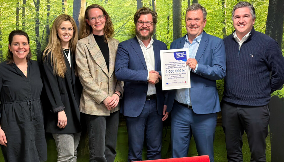 VIS- Vestlandets Innovasjonsselskap får to millioner av Sparebankstiftelsen SR-Bank, fra venstre Wenche Sæter (VIS), Susanne Sandal (VIS), Renate Hvidsten Skoge (VIS), Torleif Markussen Lunde (VIS), Erik Throndsen (Sparebank 1) og Erik Løland ( SR-Bank).