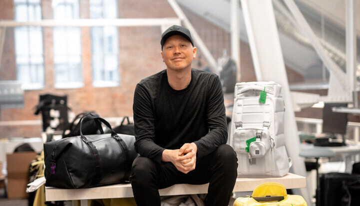 Truls Brataas, gründeren av Db Journey, balanserer et hektisk småbarnsliv med global ekspansjon. Luksusgiganten LVMH, kjent for merkevarer som Louis Vuitton og Dior, kjøpte seg nylig inn. – Det er utrolig mange som har tatt kontakt og vært interessert i løpet av reisen vår.