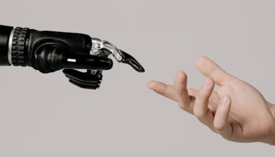 Folk med lammelser kommer på beina med sørkoreansk robot