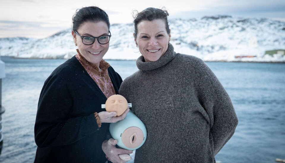 Hege Hansen og Stine Andreasen i Induvita viser frem den nyutviklede simulatoren for vaginale undersøkelser. Testbaby-hodet har en rompe på den ene siden og et ansikt på den andre siden, for at brukerne skal kunne øve seg på å vurdere om det er en setefødsel.