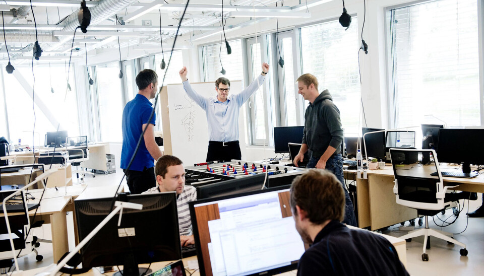 Fussball og koding i skjønn harmoni - livet på Startuplab i 2012 var åpenbart til å juble over, her med Alexander Woxen med hendene i været.