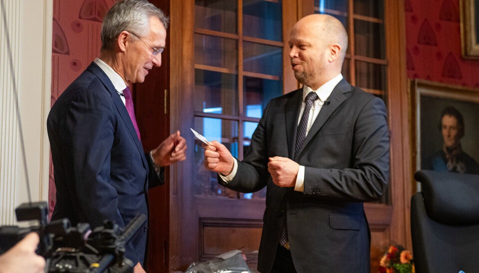 Jens Stoltenberg fikk overrakt nøkkelkortet til Finansdepartementet av forrige finansminister, Trygve Slagsvold Vedum (Sp). Jens Stoltenberg fikk overrakt nøkkelkortet til Finansdepartementet av forrige finansminister, Trygve Slagsvold Vedum (Sp).