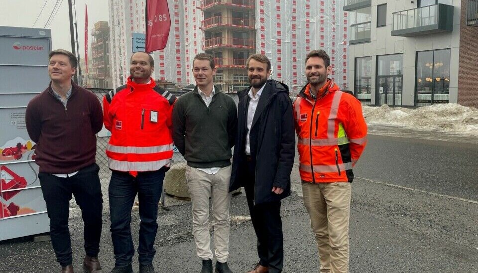 Ingvar Aune (fra venstre), en vi ikke har navnet på, Peter Totland, daværende næringsminister Jan Christian Vestre og prosjektleder Erik Knutsen fra Veidekke - under åpningen av ombrukssentralen på Frysja i Oslo.