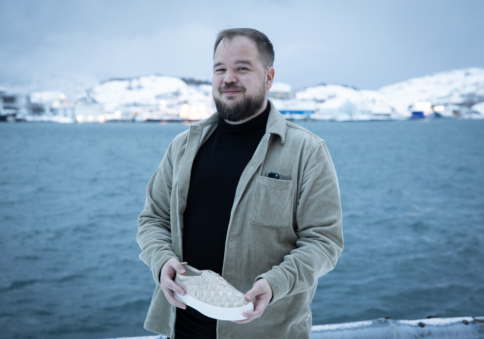 Michal Meyer Nilssen har startet Norskin, og lakseskinnet har gått til både sko og klokkereimer. Her viser han frem produktet på kaia i Bodø.