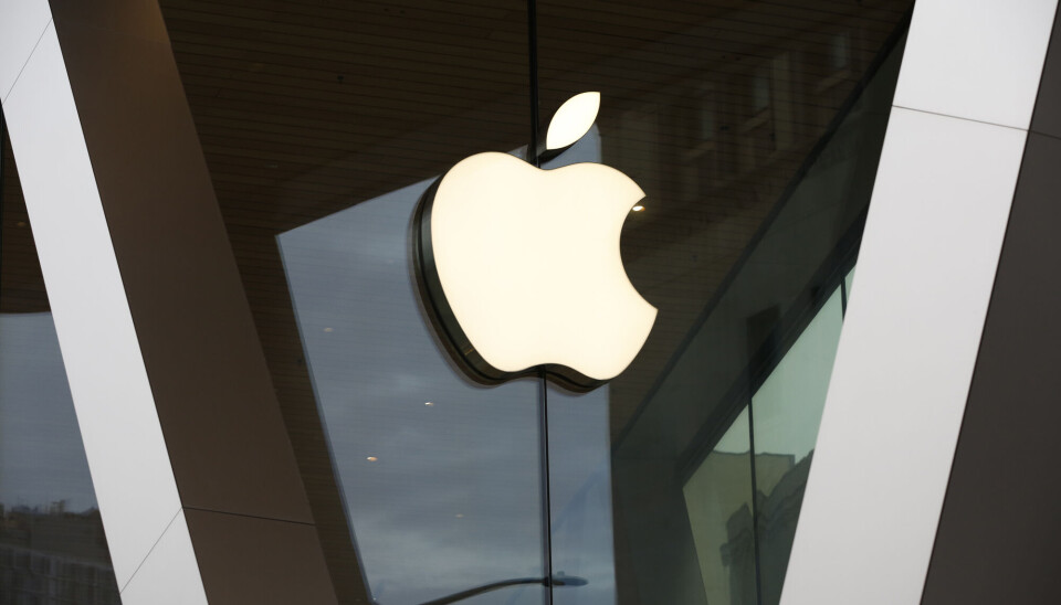 Apple-logoen. Illustrasjonsbilde. FILE - An Apple logo adorns the facade of the downtown Brooklyn Apple store on March 14, 2020, in New York. (AP Photo/Kathy Willens, File)
