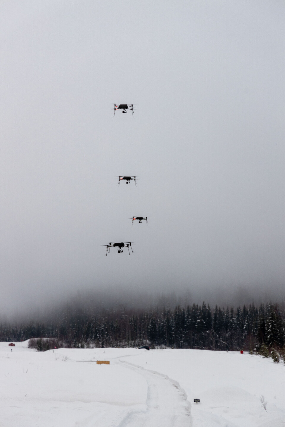 Fire droner i en sverm tar av under en øvelse i 2023.
