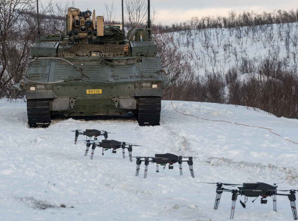 Morgendagens kampenhet ved Hæren våpenskole flyr dronesverm, styrt fra kampvognen CV90 Multi, under øvelsen Nordic Response 24 i Finnmark.