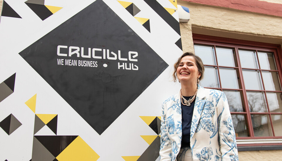 Daglig leder i Crucible Hub, Jevgenija Kirillova, foran det nye skiltet utenfor lokalene ved Fredensborg i Oslo. Daglig leder i Crucible Hub, Jevgenija Kirillova, foran det nye skiltet utenfor lokalene ved Fredensborg i Oslo.