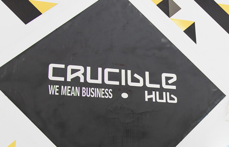 Bilde fra Arkiv: Crucible Hub legges ned. Daglig leder i Crucible Hub, Jevgenija Kirillova, foran det nye skiltet utenfor lokalene ved Fredensborg i Oslo.