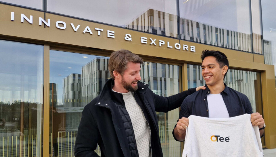 Josa Almanza begynner i OTee og blir tatt imot av gründer Henrik Pedersen.