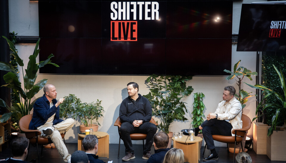 Moderator og Xenetra-gründer Patrik Berglund i samtale med Salesscreen-gründer Sindre Haaland og Christoffer Herheim i Optio Incentives på Mesh-scenen under Shifter Live.