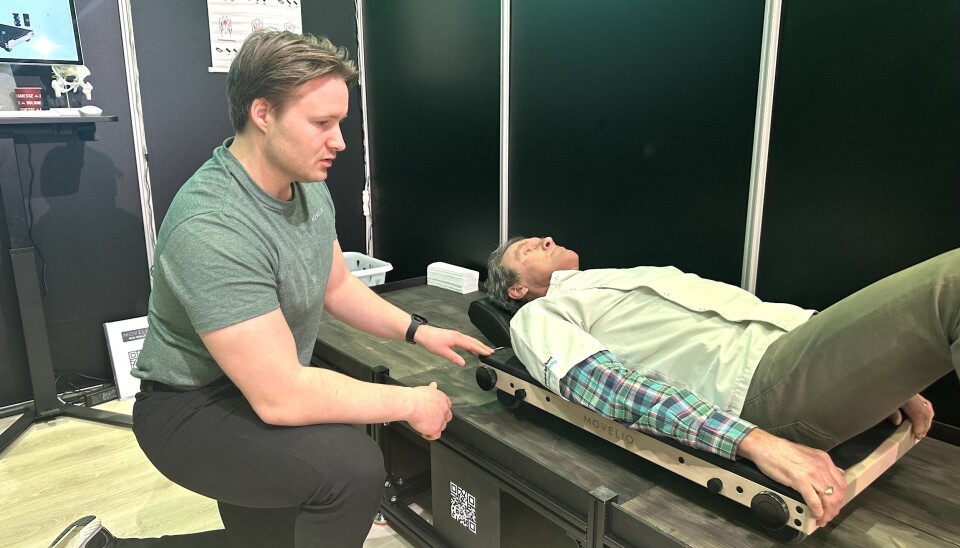 Glenn Hjelle i Movelio og fysioterapeut Odd-Tore Eide som besøkte standen til Movelio. – Så enkelt og genialt, sier Eide som fikk teste for første gang på Boligmessen.