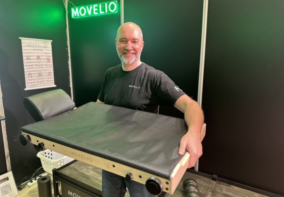 Gründer Christopher Scheiene i Movelio viser «Bed Roller» under boligmessen på Sotra.