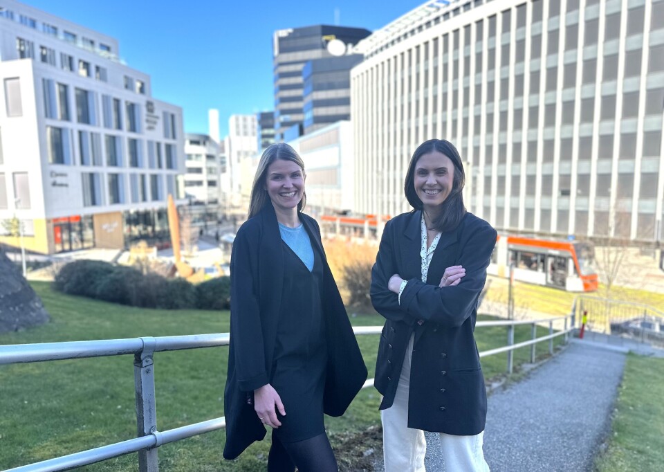 Tina Rødland (fra venstre) og Ingvild Erøy i Kakadu er på Fintech-festivalen i Bergen denne uken, på Media City Bergen i bakgrunnen. Kakadu