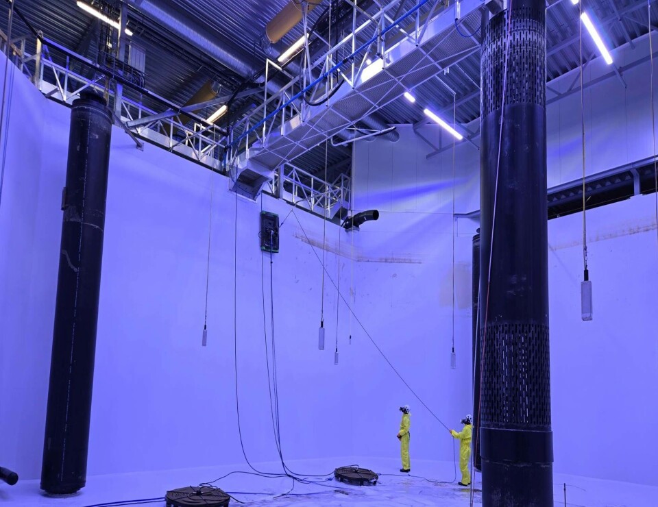 Her er roboten til EasyX i arbeid inne i et basseng.