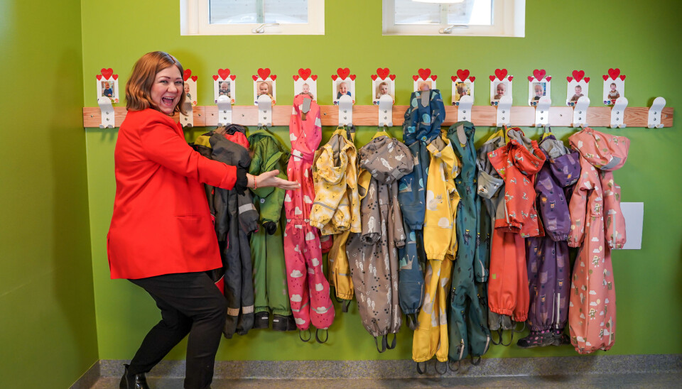 Gründer Silje Vatne Ersland med regndressene som selskapet er mest kjent for. Silje Vatne Ersland, gründer i Kattnakken.