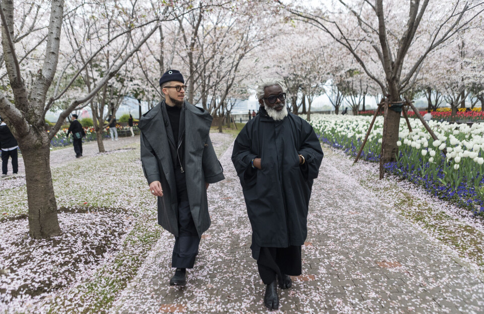 Alexander Torgnes Helle (til venstre) og Michael T. Nartey utenfor Power Station of Art Museum Shanghai der de tester ut sitt nye butikk-konsept. Norwegian Rain